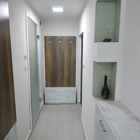 Poshta 1 3 Apartment Warna